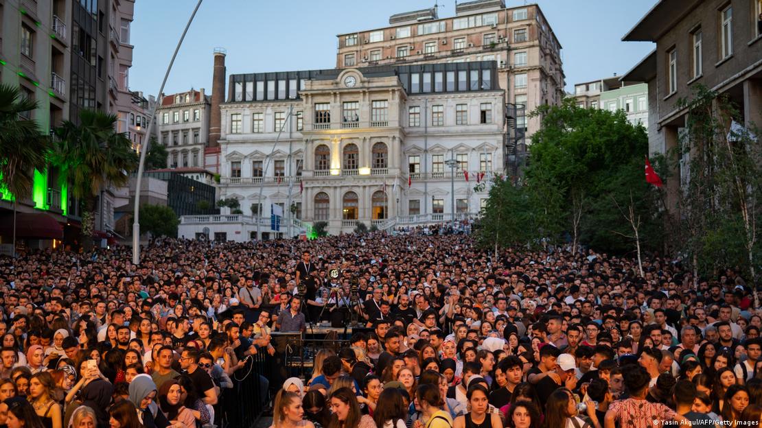 Concertgoers attend a performance by Melek Mosso (image: Yasin Akgul/AFP/Getty Image) 