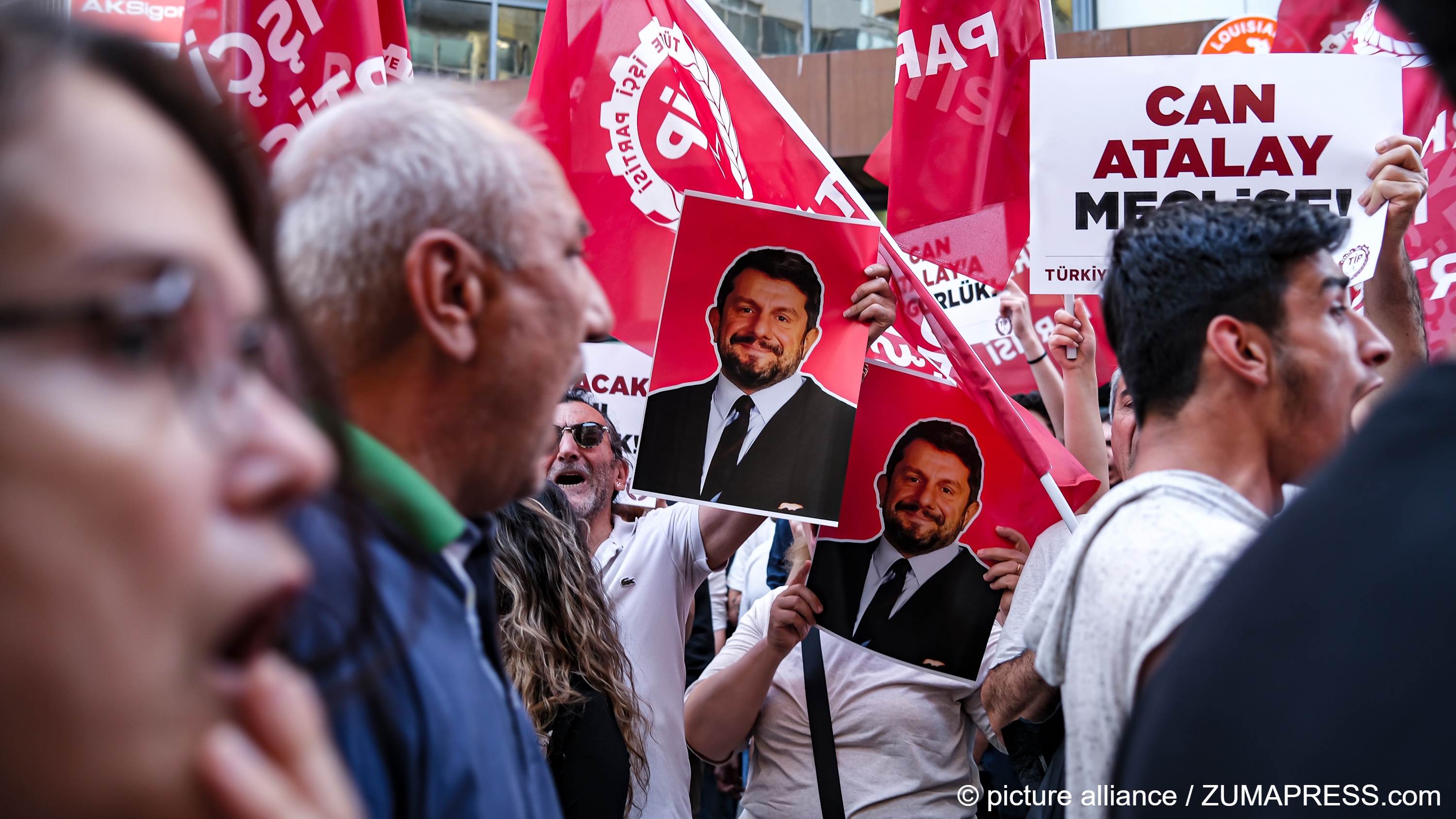 Aktivisten halten bei einer Demonstration Bilder von Can Atalay hoch, Izmir, Türkei (Foto: picture-alliance/ZUMAPRESS)