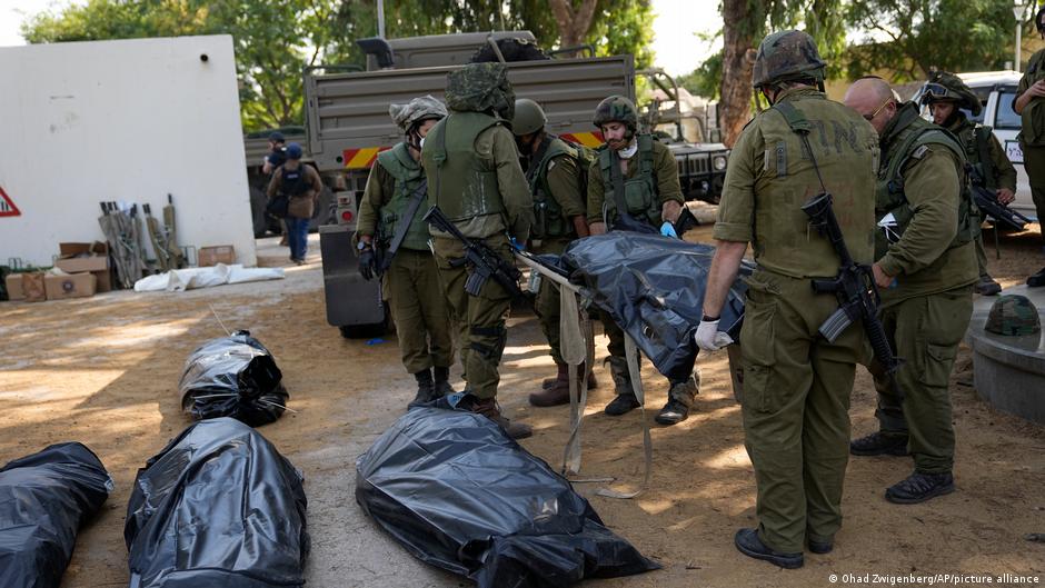 قُتل العشرات على يد مسلحي حركة حماس في كيبوتس كفار عزة. Dozens of people were murdered in the Hamas massacre in Kibbutz Kfar Azza (image: Ohad Zwigenberg/AP/picture alliance)