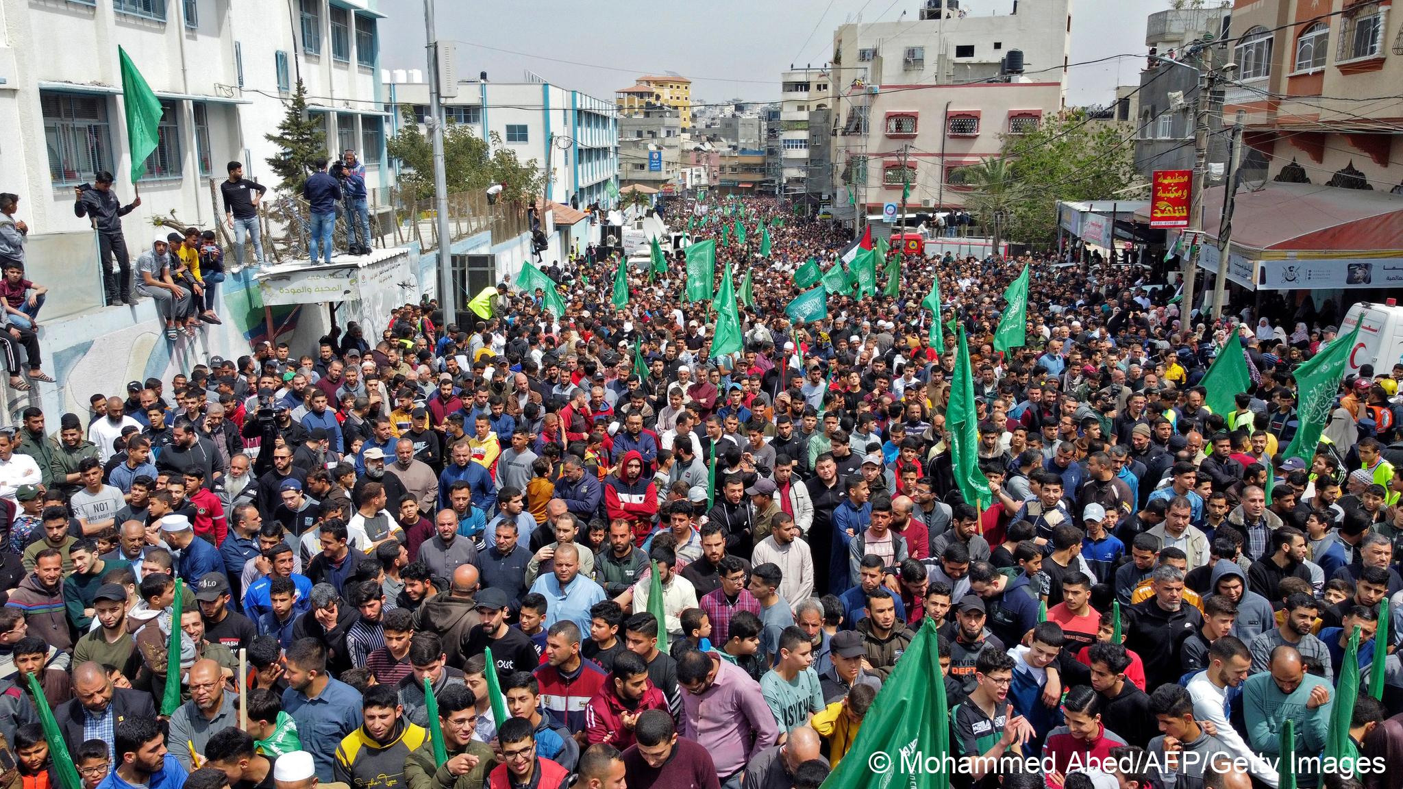 Die islamistische Hamas führt seit ihrer Gründung 1987 einen "Heiligen Krieg“ gegen Israel. Seit Beginn ihrer Alleinherrschaft im Gazastreifen 2007 rüstet sie militärisch auf. Der brutale Großangriff auf das israelische Grenzgebiet sollte ihre Schlagkraft demonstrieren.