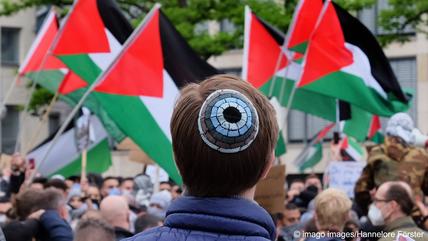 مدينة فرانكفورت أم ماين الألمانية في الخامس عشر من أيَّار/مايو 2021: مظاهرة ومظاهرة مضادة في ذكرى النكبة. Frankfurt am Main, am 15. Mai 2021: Demonstration und Gegendemonstration zum Nakba-Gedenktag 