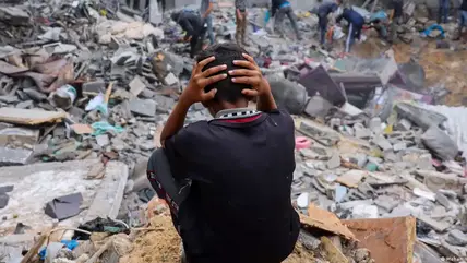 هل تغذي الحرب في غزة التطرف في الشرق الأوسط؟ صورة من: Mohammed Abed/AFP/Getty Images A child sits with his head in his hands as people salvage belongings from the rubble of a damaged building following strikes on Rafah, Gaza Strip, 12 November 2023