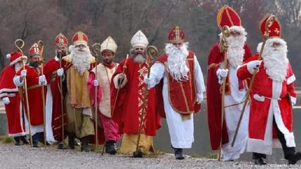 From a Christian point of view, the consumer-oriented Father Christmas of the gift industry has nothing to do with Bishop Nicholas (image: picture-alliance/dpa/M. Schrader)