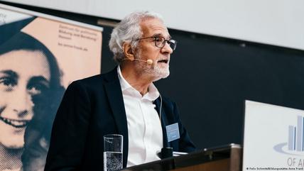 صورة من: Felix Schmitt/Bildungsstätte Anne Frank - المؤرخ عومر بَرتوف باحث مختص بالمحرقة النازية لليهود. Der Historiker und Holocaust-Forscher Omer Bartov
