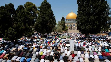 Bei den Freitagsgebeten im Ramadan versammeln sich oft Zehntausende Gläubige Muslime zum Gebet auf dem Tempelberg.