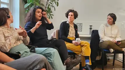 صورة من: Slieman Halabi - ورشة حوار بين إسرائيليين وفلسطينيين في برلين: صبا أبو دقة، وتوم كيلنر، وغالي بلاي.  Teilnehmerinnen des Dialogworkshops von Israelis und Palästinensern in Berlin: Tom Kellner, Seba Abu Daqa, Gali Blay und Elisha Baskin (v. l.)