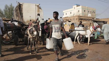 Menschen versammeln sich am 28. Mai 2023 in Khartum, Sudan, um Wasser zu sammeln.