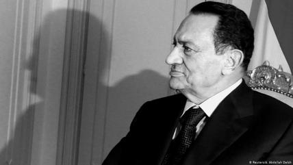 أشاد الرئيس الفلسطيني محمود عباس الثلاثاء بمواقف الرئيس المصري حسني مبارك في دعم القضية الفلسطينية والشعب الفلسطيني في نيل حقوقه في الحرية والاستقلال، حسب بيان صدر عن مكتبه. ونعى عباس مبارك وبعث رسالة تعزية إلى الرئيس المصري عبد الفتاح السيسي ولعائلة مبارك.