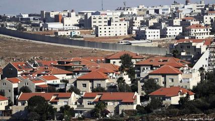 In Sichtweite: Die israelische Siedlung Pisgat Zeev (im Vordergrund) und die palästinensische Stadt Anata (Foto: Getty Images/AFP/A. Gharabli)