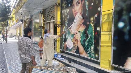 After the Taliban advance on Kabul, there is tension in the Afghan capital. The situation could deteriorate quickly, especially for women. Under Taliban rule, schools were taboo for women. Mohammed Naeem, the Taliban's political spokesman, has now declared that they will respect the rights of women and minorities, but only if they comply with Sharia law.