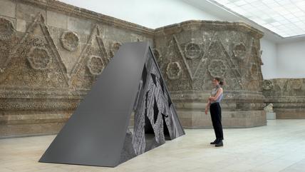 Ali Kaaf. Ich bin Fremder. Zweifach Fremder, 2021, Installation, bedruckte und gefräste Aluminium Verbundplatten, gespritzte Holzplatten, Metall, 280 x 580 x 160 cm .