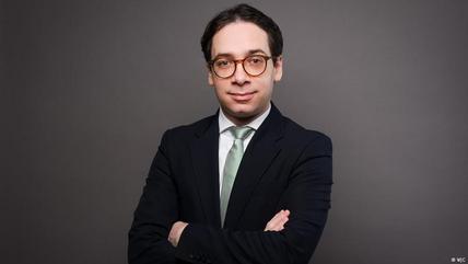 المحامي أويغين بالين من هامبورغ عضو في السلك الدبلوماسي اليهودي التابع للمؤتمر اليهودي العالمي.