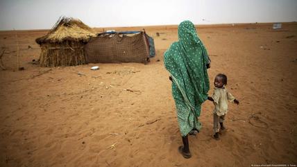 Eine Frau mit ihrem Kind in Darfur, Westsudan