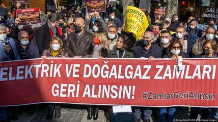 Die Republikanische Volkspartei (CHP) und weitere Bürger bei einem Protest gegen steigende Gas- und Stromrechnungen in Kadikoy, Istanbul; Foto: Tolga Ildun/ZUMA wire/imago images