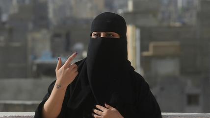 مغنية الراب الشابة المحجبة المنقبة إيفا بي - باكستان.