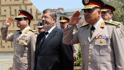 قبل انقلاب عام 2013 في مصر - الرئيس المصري محمد مرسي وقائد الجيش المصري عبد الفتاح السيسي.