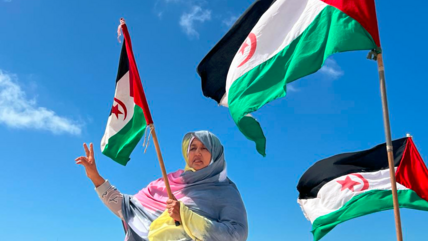 "Ich engagiere mich seit 2005 in der friedlichen Intifada der Freiheit und Unabhängigkeit. Aber was ich tue, ist nichts Besonderes, sondern das, was die meisten sahrauischen Frauen tun: Sich der Unterdrückung und Besatzung gewaltfrei zu widersetzen."