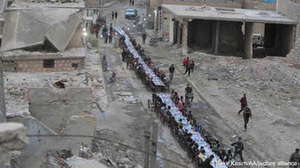 Eine mit Katastrophen leider vertraute Stadt: Abendliches Fastenbrechen im auch von russischen Bomben zerstörten Aleppo, aufgenommen Ende April (Foto: picture-alliance)