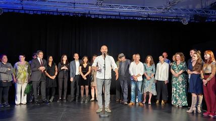 Der syrische Klarinettist und Komponist Kinan Azmeh vor den SchauspielerInnen und der künstlerischen Leitung des Osnabrücker Theaters. (Foto: Marian Brehmer)