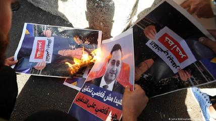أنصار حزب الله وحركة أمل يحرقون صورا اعتراضا على القاضي طارق بيطار ومن يؤيده في عمله في كشف ملابسات انفجار المرفأ