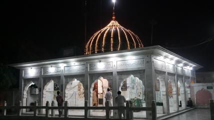 The illuminated tomb of Shah Jamal in Lahore (photo: Marian Brehmer)