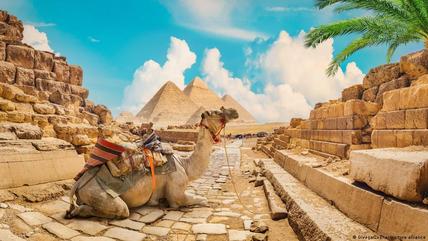 Ägypten nehmen die Steine historischer Bauwerke wie etwa der Pyramiden eine andere Farbe an, aufgrund der hohen Temperaturen und der hohen Luftfeuchtigkeit bekommen ihre Wände Risse. Waldbrände, Staub- und Sandstürme, Luftverschmutzung, ein erhöhter Salzgehalt im Boden sowie der Anstieg des Meeresspiegels bedrohen auch die anderen historischen Stätten des Landes..