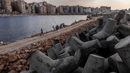  كتل اسمنتية مقامة على الواجهة البحرية لمدينة الاسكندرية في شمال مصر للحماية من أمواج البحر المتوسط. الصورة كريم الجوهري 