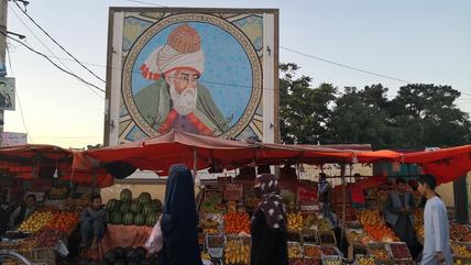 Ein Bild von Rumi auf einem Markt; Foto: Marian Brehmer