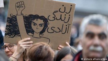Was hat die Literatur mit den Protesten im Iran zu tun? Sie ist ein Seismograph gesellschaftlicher Entwicklungen. Wer die Bücher iranischer Autorinnen aus den letzten Jahrzehnten liest, kann direkt nachvollziehen, wie die Verwerfungen und Eruptionen größer und heftiger wurden. Man kann sehen, wie viel sich angestaut hat im Lauf der Zeit. Dass daraus ab einem gewissen Punkt ein revolutionärer Funke entstehen würde, war klar.