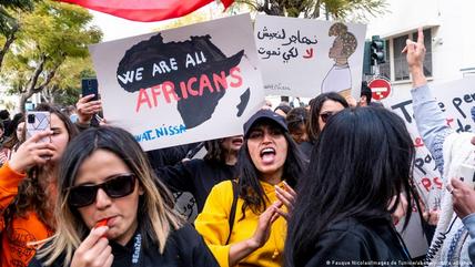 "Wir sind alle Afrikaner": Viele Tunesier zeigen auch Solidarität mit den Menschen aus Subsahara-Afrika, wie hier bei einer Demonstration in Tunis am vergangenen Wochenende