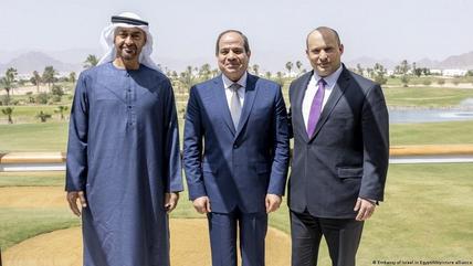 الرئيس المصري السيسي في محادثات ثلاثية مع رئيس الوزراء الإسرائيلي نفتالي بينيت وولي عهد أبو ظبي محمد بن زايد