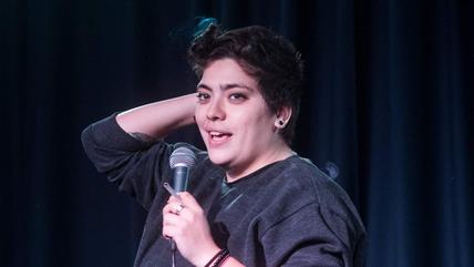 الفنانة الكوميدية (فنانة الستاند أب كوميدي) اللبنانية. Die libanesische Stand-up-Comedian Shaden Fakih während ihrer Bühnenshow in Beirut Ende Februar 2022. Foto: https://www.facebook.com/Shadyonshka الفنانة الكوميدية (فنانة الستاند أب كوميدي) اللبنانية.