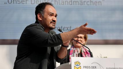 Dinçer Güçyeter wuchs als Sohn türkischer Einwanderer am Niederrhein auf. Sein mit dem Preis der Leipziger Buchmesse ausgezeichneter Roman sei Menschen wie seiner Mutter gewidmet, die lange „hinter der Fassade gehalten wurden“, sagt der Autor im DLF-Gespräch (27.4.20283)