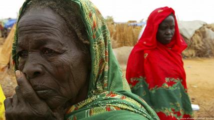امرأتان من نساء السودان في دارفور. Sudanesinnen in Darfur; Foto: picture-alliance/AP Photo/K. Prinsloo امرأتان من نساء السودان في دارفور.