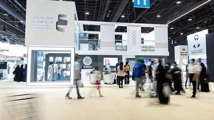 Die Emirate haben sich den Kulturdialog auf die Fahnen geschrieben. Auf der Buchmesse in Abu Dhabi präsentiert sich das Land selbstbewusst als Bewahrer der arabischen Kultur. Bei dem Treffpunkt der Autoren und Verlage wird der Austausch gepflegt -  er hat aber auch Grenzen.