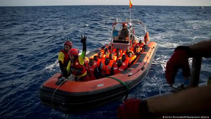 Ein von der EU vorgeschlagenes Migrationsabkommen könnte Tunesien vor dem ökonomischen Kollaps bewahren. Beobachter befürchten allerdings, dieses gehe massiv zu Lasten von Migranten und Asylsuchenden. 