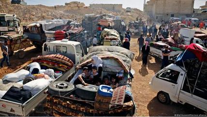 Vans and trucks loaded with belongings as Syrian refugees in Lebanon return to Syria (image: Bilal Hussein/AP/picture-alliance)