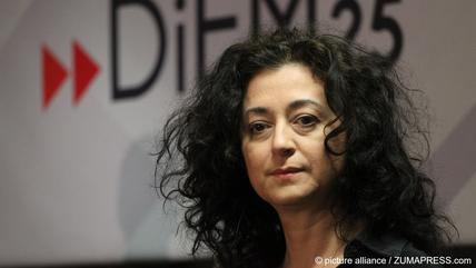 Ece Temelkuran (Foto: picture-alliance/ZUMAPRESS) Die Türkei leidet unter einem massiven Braindrain. Neben Ärzten, Ingenieuren und Journalisten verlassen auch immer mehr Künstler, Schriftstellerinnen und Intellektuelle ihre Heimat. Vielen von ihnen drohen in der Türkei Haftstrafen. Wie gehen sie mit ihrer Exil-Situation um?