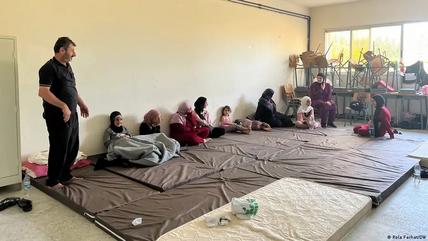 سكان مناطق لبنان الجنوبية الحدودية مع إسرائيل يبحثون عن الأمان داخل مدارس في بقية جنوب لبنان.