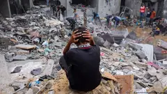 Gazastreifen ein Junge sitzt verzweifelt vor einem Haufen Trümmer