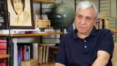Der syrische Schriftsteller und politische Dissident Yassin al-Haj Saleh war von 1980 bis 1996 wegen seiner Mitgliedschaft in der linken Syrischen Kommunistischen Partei, die er als "kommunistische Pro-Demokratie-Gruppe" bezeichnet, in Syrien inhaftiert. Nachdem er 2015 aus dem Land geflohen ist, ist Saleh heute Fellow am Wissenschaftskolleg zu Berlin.