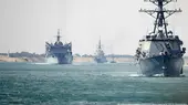  صورة من الأرشيف لسفن حربية أمريكية عند قناة السويس - مصر. Begleitschiffe des Flugzeugträger USS Abraham Lincoln im Sueskanal vor der Küste von Ägypten - Bild: picture-alliance/Mass Communication Specialist 3r/U.S. Navy/AP/dpa