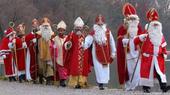 From a Christian point of view, the consumer-oriented Father Christmas of the gift industry has nothing to do with Bishop Nicholas (image: picture-alliance/dpa/M. Schrader)