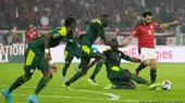 تعلم اللاعب المصري محمد صلاح اللعب تحت الضغوط ، هنا نراه محاصرا من قبل أربعة لاعبين من فريق السنغال، بينما يتابع المشهد من بعيد زميله محمد النني. صورة من: Themba Hadebe/AP/picture alliance Ägyptischer Spieler Mohamed Salah Bild picture alliance.web