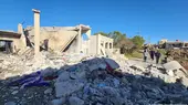 صورة من: Xinhua News Agency/picture alliance - أشخاص يتفقدون الموقع الذي استهدفته غارات أردنية في السويداء جنوب سوريا 19 / 01 / 2024. Locals checking the rubble of buildings destroyed in Jordanian airstrikes in Sweida, Syria