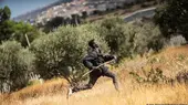 صورة من: Ja vier Bernardo/AP/dpa/picture alliance - مهاجر يجري عبر حقل في جيب مليلية الإسباني.A migrant runs across a field in the Spanish enclave of Melilla