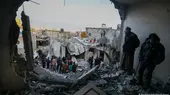 صورة من: Ahmad Hasaballah/Getty Images - سكان في غزة يتفقدون أضرار لحقت بمنازلهم بعد غارة جوية إسرائيلية في قطاع غزة.  People in Gaza inspect the damage to their homes in Gaza following an Israeli airstrike
