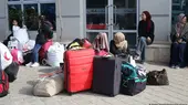  قطاع غزة - نساء وفتيات ينتظرن عند معبر رفح الحدودي في نهاية فبراير / شباط 2024. Gazastreifen - Wartende Ende Februar 2024 am Grenzübergang Rafah. Bild: Khaled Omar/Xinhua/picture alliance