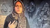 Die Künstlerin Manna Hamouda neben einem Selbstporträt
