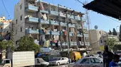 صورة من: D. Hodali/DW - يعيش الناس في شارع سوريا في طرابلس اللبنانية أوضاعا مأساوية. Tagsüber ist die Syrien-Straße auch eine wichtige Verkehrsader in Tripoli.